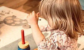 Kind spielt auf boden
