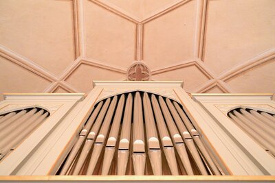 die Orgel in der Paretzer Dorfkirche, Foto: Uwe Steckhan, (C) VHP (Bild vergrößern)