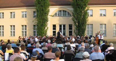 Potsdamer Orchesterwoche Konzert im Freien vor Schloss Paretz 2010