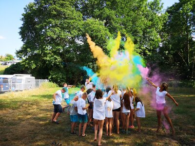 Foto: Stadt Perleberg | Farbennachmittag: Jugendliche hatten viel Spaß mit den farbenfrohen Pulver