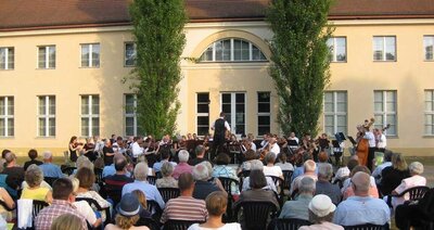 Konzert der Potsdamer Orchesterwoche im Freien vor Schloss Paretz 2012 (Bild vergrößern)