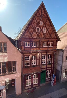 Foto: Stadt Perleberg | Das sogenannte „Knaggenhaus“ Großer Markt 4, um 1525 errichtetes Kaufmannshaus mit hoher Diele und Speicherstockwerk