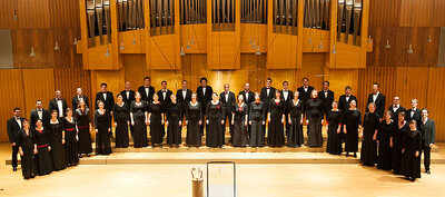 Der Chor Cantabile Regensburg in Konzertaufstellung (Bild vergrößern)