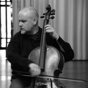 Der Cellist Ludwig Frankmar mit seinem Instrument