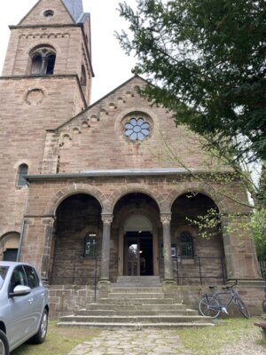 Das neoromanische Portal der Kirche aus dem 19. Jahrhundert