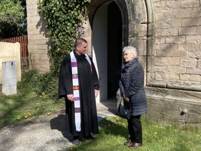 Pfarrer Peter Müller erwartet Sie vor und in St. Bartholomäus - hier im Gespräch