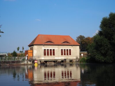 Das Pumpenhaus an der Schleuse Paretz vom Kanal aus gesehen, Foto: S. Weber (Bild vergrößern)