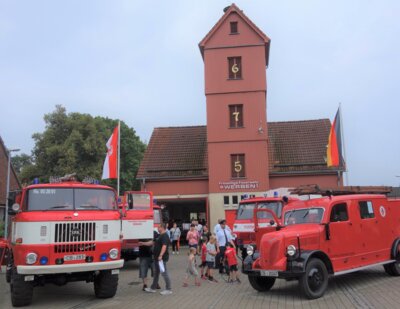 Feuerwehroldtimer stehen vor dem Werbener Gerätehaus bei einem Tag der offenen Tür (Bild vergrößern)