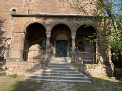 Das neoromanische Portal der Kirche aus dem 19. Jahrhundert