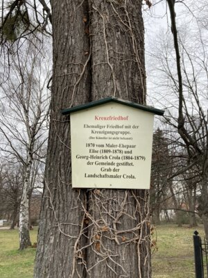 Hinweisschild am Eingang des Friedhofs