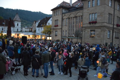 Auf dem Rathausplatz ist zum Singen der Kilbelieder einiges los. (Bild vergrößern)
