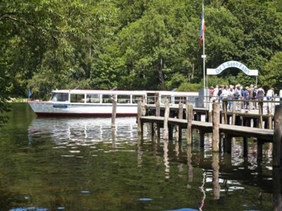 5-Seen Fahrt: Das weiße Schiff am Anleger