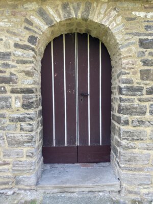 Die Pforte der Kirche