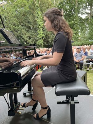 Die Pianistin Laetitia Pilz