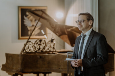 Foto: Fotografenherz | Angelo Raciti führt durch das Programm.