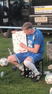Trainer Rudolph bei der Taktikschulung