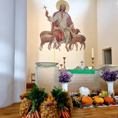 Die zu Erntedank geschmückte Kirche Zum Guten Hirten in Erkersreuth (Archivbild 2021). Foto: Lisa Wunderlich