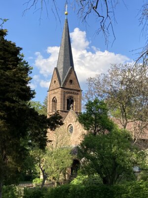 Der neoromanische Turm der Marienkirche