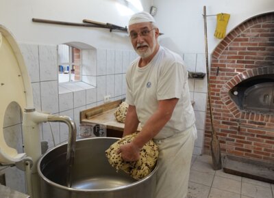 Echte Handarbeit in der Mühlenbäckerei Idafehn. (Bild vergrößern)