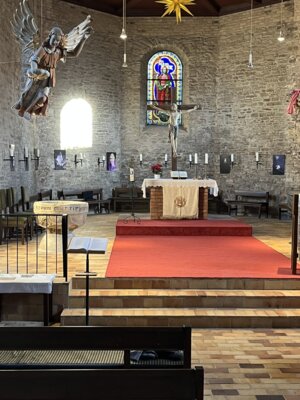 Altar mit Taufengel in St. Marien