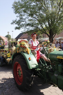 Beate Werk und viele andere Teilnehmende bereichern den Ernteumzug in Kremmen mit Dekoration und landwirtschaftlichem Gerät