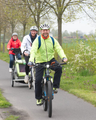 Bürgermeister Sebastian Busse - hier im April 2023 auf dem Weg zum Krämerwaldfest mit Kremmener Bürgerinnen und Bürgern