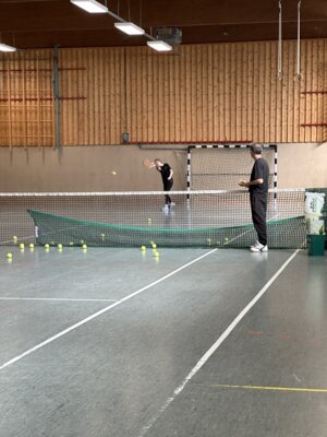 Training in der Halle mit Ballmaschine