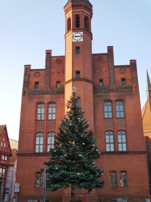 Foto: Rolandstadt Perleberg | Die Lichter des Weihnachtsbaumes werden am Vorabend des 1. Advents angezündet.