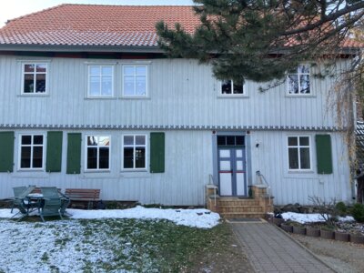 Das Pfarrhaus mit Schnee