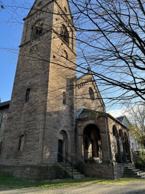 Neuromanischer Turm und Vorhalle von 1879