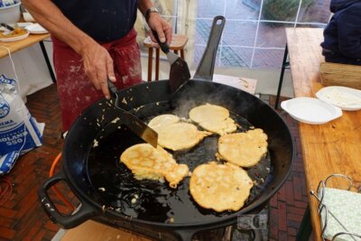 Vor Ort gibt es leckere Apfel-Pfannkuchen. (Bild vergrößern)