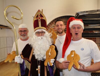 Gegen 16 Uhr besucht der Nikolaus den Stutenkeerlmarkt bei der Mühle Idafehn (Foto: F. Groeneveld) (Bild vergrößern)