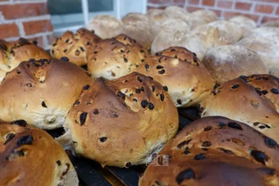 Krintstuten und Mühlenbrot aus dem Steinbackofen der Mühle Idafehn. (Bild vergr&ouml;&szlig;ern)