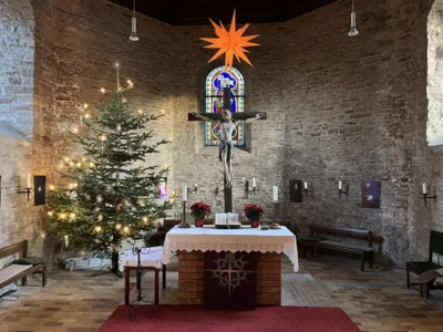 Altar der Marienkirche mit Stern und Christbaum