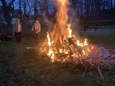 Osterfeuer 2024 - Der Pfarrer legt selbst Hand an