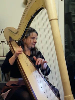 Antje Gräupner an der Harfe