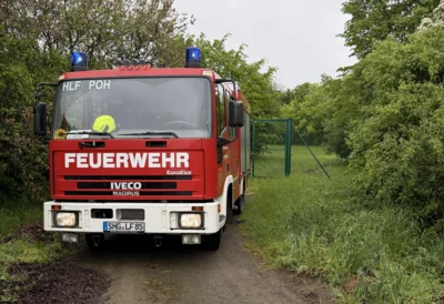 HLF vor dem Regenrückhaltebecken in Antendorf