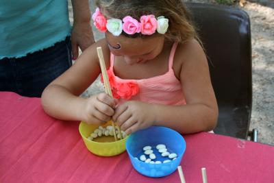 In China probierten sich die Kinder in Bohnen sortieren mit St&auml;bchen 