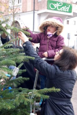 Foto des Albums: Weihnachtsbaum schmücken auf der Augustastraße
