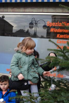 Foto des Albums: Weihnachtsbaum schmücken auf der Augustastraße