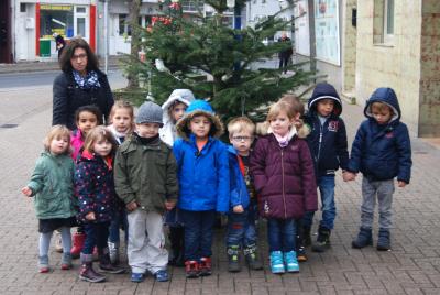 Foto des Albums: Weihnachtsbaum schmücken auf der Augustastraße