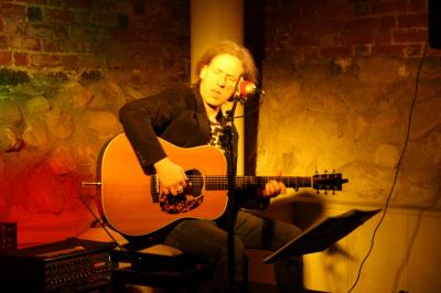 Foto des Albums: Liedermacher Tom Kirk stellte seine neue CD SCHWARZE KRÄHEN BLAUE STUNDEN vor