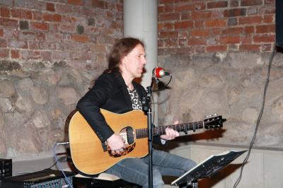 Foto des Albums: Liedermacher Tom Kirk stellte seine neue CD SCHWARZE KRÄHEN BLAUE STUNDEN vor