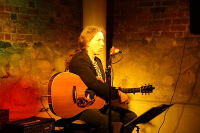 Foto des Albums: Liedermacher Tom Kirk stellte seine neue CD SCHWARZE KRÄHEN BLAUE STUNDEN vor