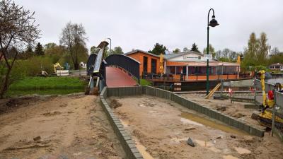 Vorschaubild: Trotz schlechtem Wetter sind die Mitarbeiter der Peene Baugesellschaft mbH aus der Peenestadt Neukalen wieder ein Stück weiter gekommen.