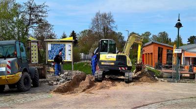 Vorschaubild: Mitarbeiter der Peene Baugesellschaft mbH aus der Peenestadt Neukalen fangen mit den Pflasterarbeiten an.