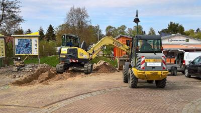 Vorschaubild: Mitarbeiter der Peene Baugesellschaft mbH aus der Peenestadt Neukalen fangen mit den Pflasterarbeiten an.