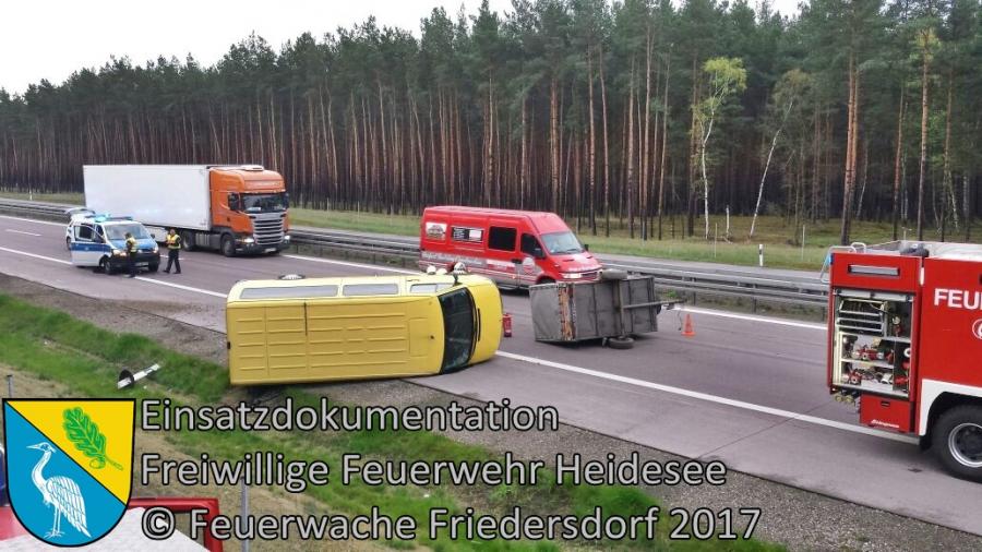 Bild: Einsatz 13/2017 | Transporter auf Seite | BAB 12 AS Storkow - AS Friedersdorf | 23.04.2017