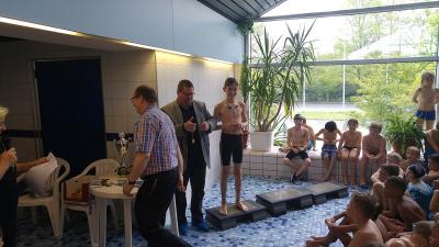 Joshua bekommt seine Medaille. 