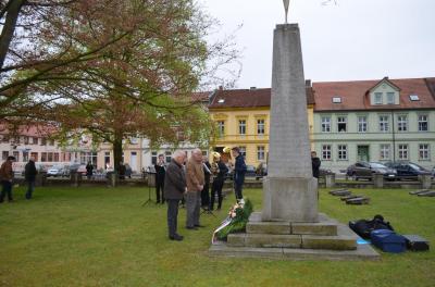 Foto des Albums: Kranzniederlegung zum 72. Jahrestag der Befreiung